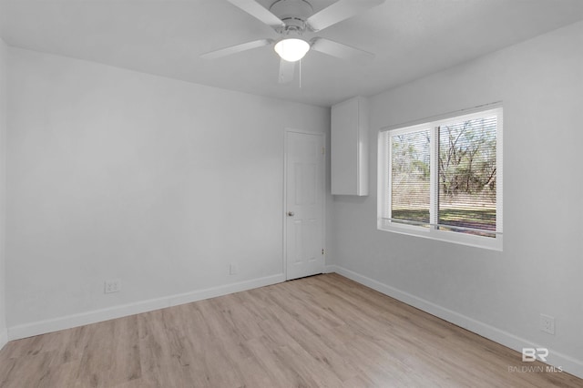 unfurnished room featuring light wood-style flooring, baseboards, and ceiling fan