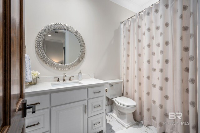 full bathroom with toilet, curtained shower, and vanity