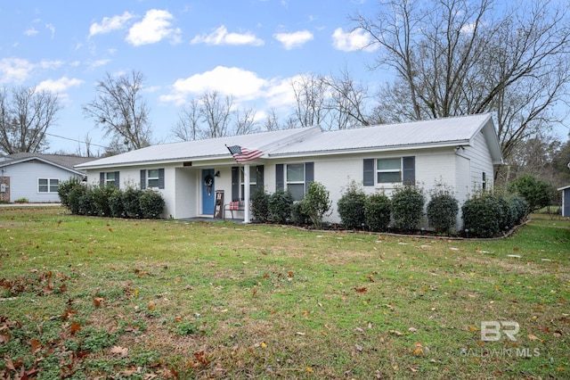 single story home with a front lawn