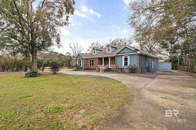 view of front of property featuring a front yard and covered porch