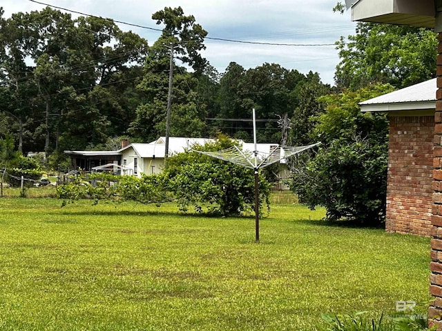 view of green lawn