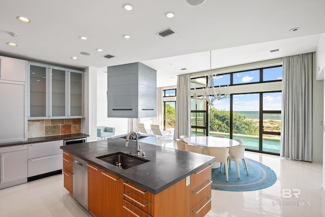 7276 Kiva Way, Gulf Shores, AL 36542 - kitchen featuring a sink, decorative backsplash, recessed lighting, an island with sink, and a chandelier