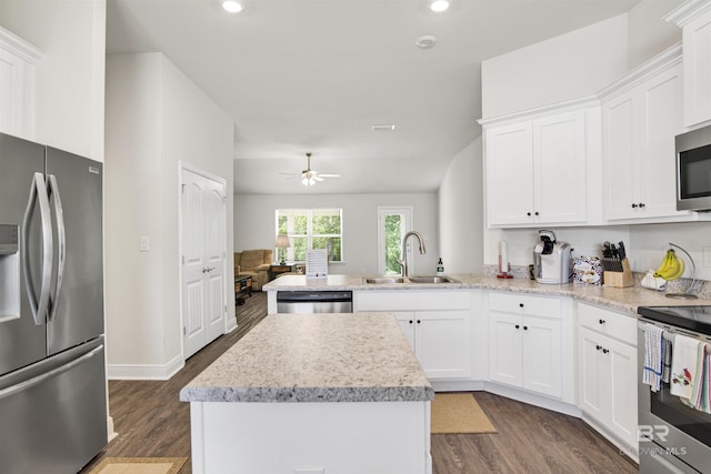 22894 Ridgewood Dr, Robertsdale, AL 36567 - kitchen featuring stainless steel appliances, a sink, light countertops, a peninsula, and recessed lighting