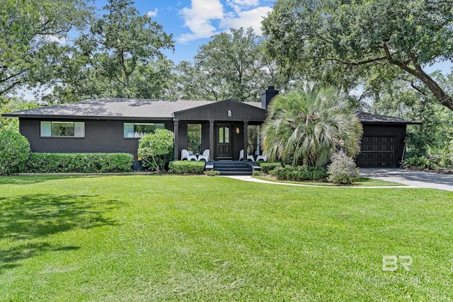 view of front facade featuring a front yard