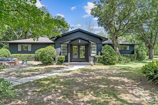 view of front facade featuring a front lawn