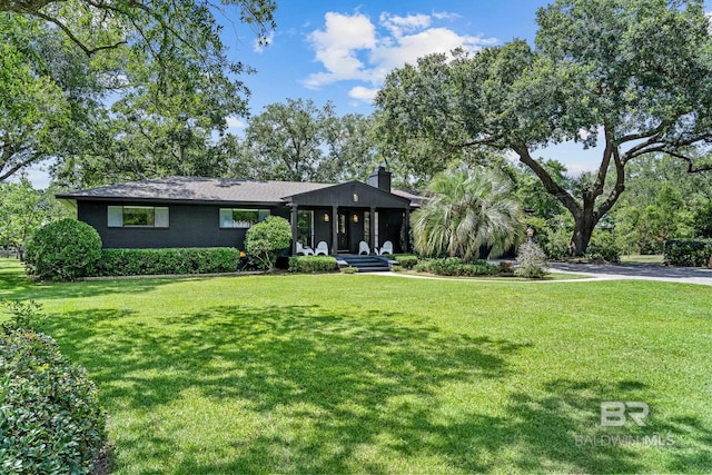 view of front of home featuring a front lawn