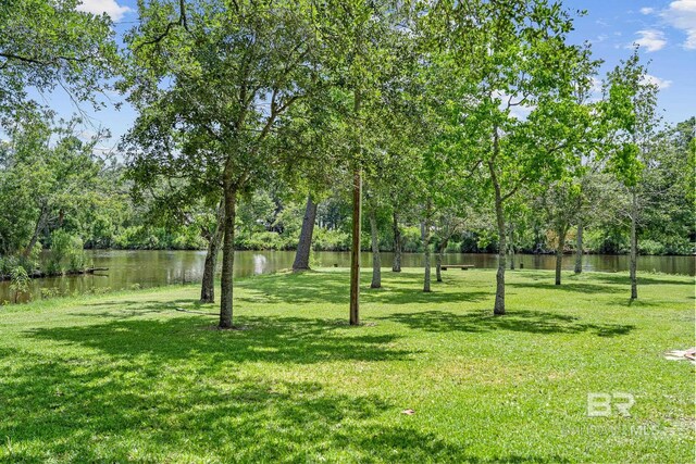 view of yard featuring a water view