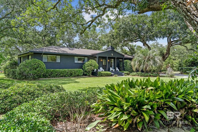 view of front of property with a front yard