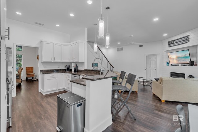 1352 W Fairway Dr, Gulf Shores, AL 36542 - kitchen featuring a breakfast bar, a sink, a peninsula, white cabinetry, and recessed lighting