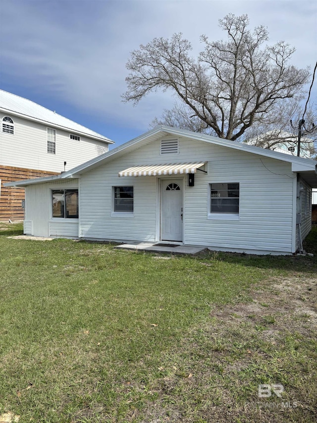 view of front of home featuring a front lawn