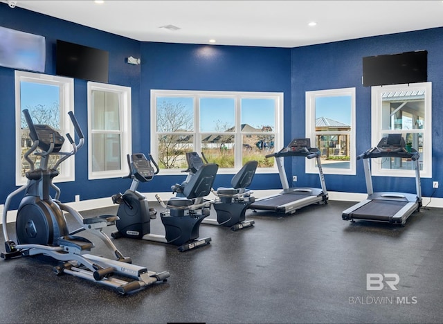 exercise room featuring visible vents, recessed lighting, and baseboards