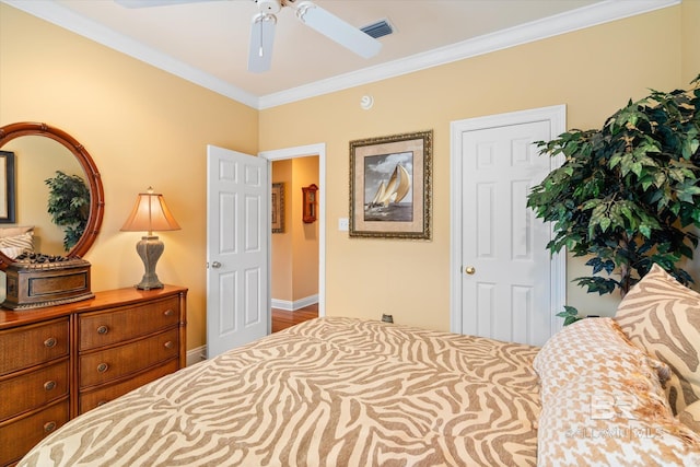 bedroom with ceiling fan, visible vents, baseboards, and ornamental molding