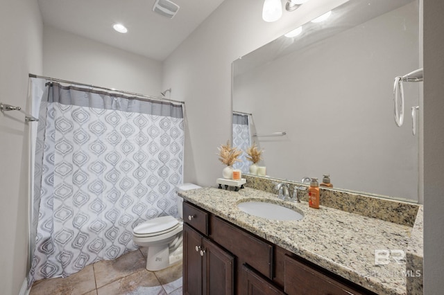 full bath featuring visible vents, curtained shower, toilet, and vanity