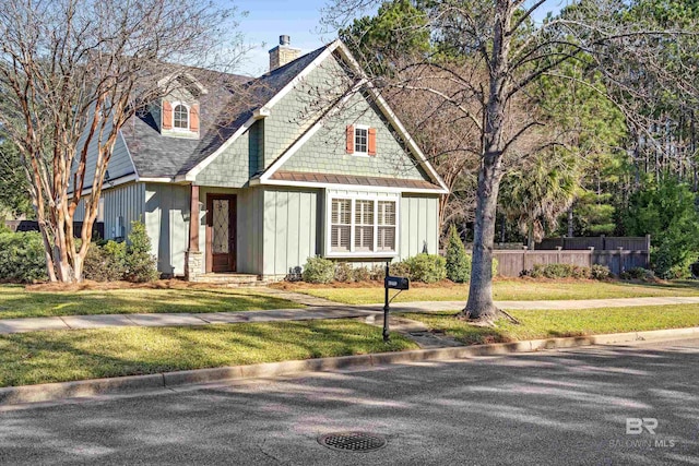 view of front of home featuring a front yard