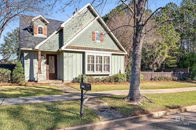 view of front of property featuring a front lawn