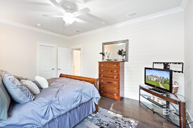 bedroom featuring a closet, dark hardwood / wood-style floors, ceiling fan, and ornamental molding