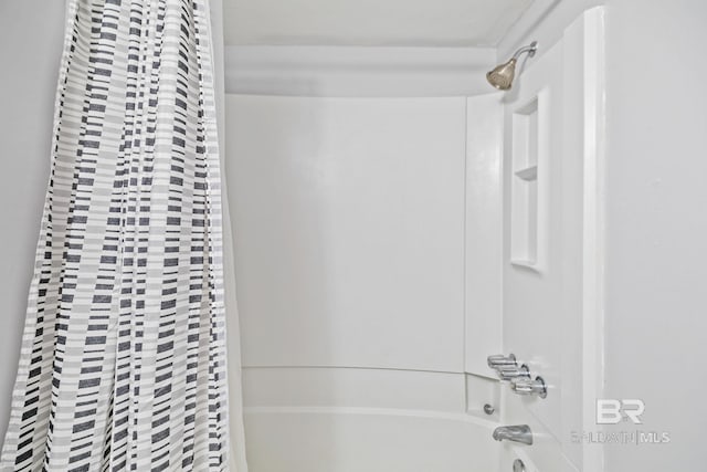 bathroom with shower / bath combo