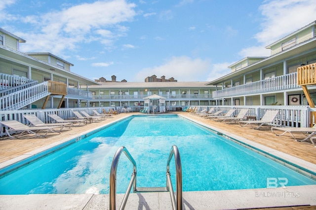 view of swimming pool