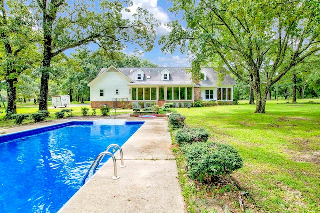 view of swimming pool featuring a yard