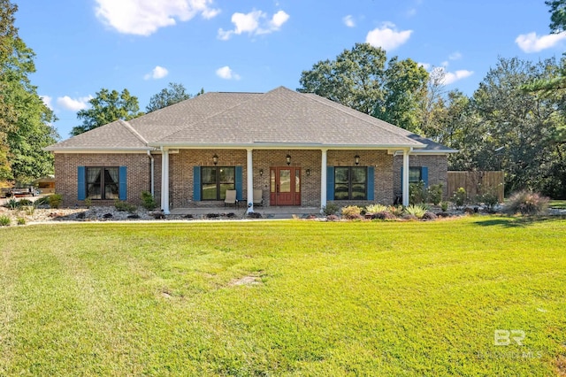 single story home featuring a front lawn and ceiling fan