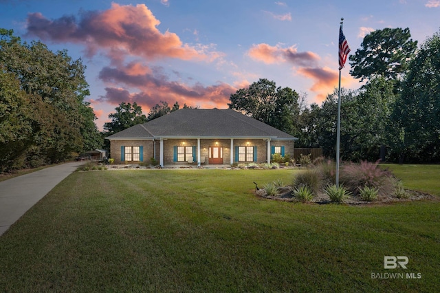 view of front facade featuring a lawn