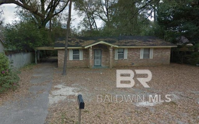 single story home with a carport