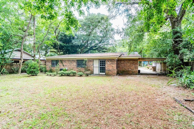 view of front facade featuring a front yard