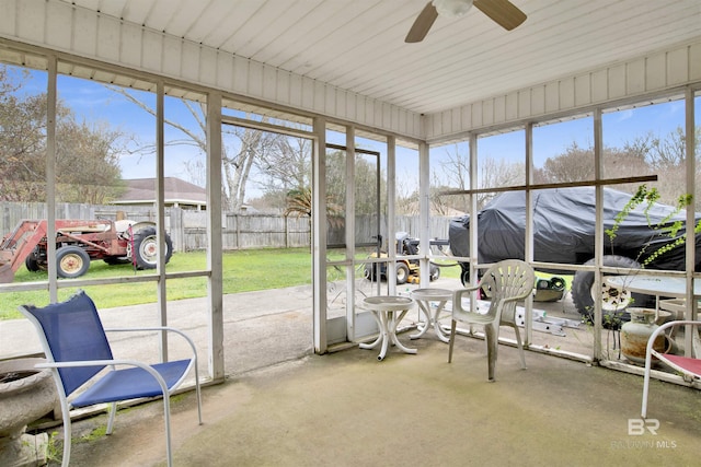 sunroom with ceiling fan