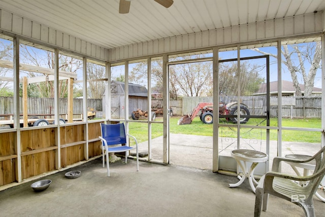 sunroom / solarium featuring a ceiling fan