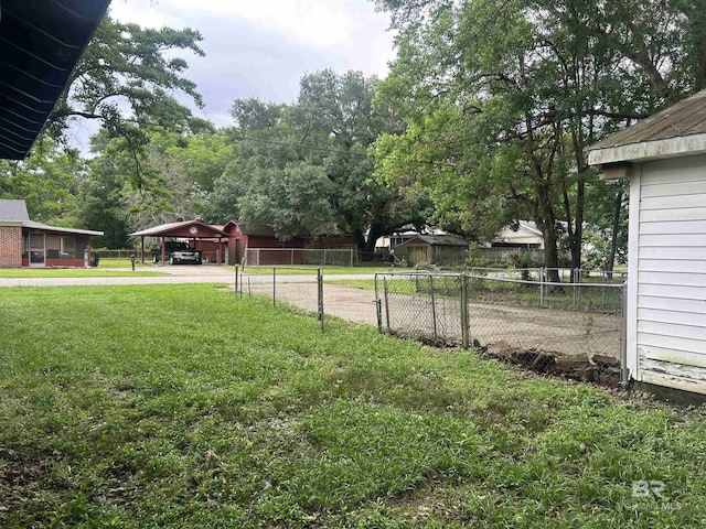 view of yard featuring driveway and a carport