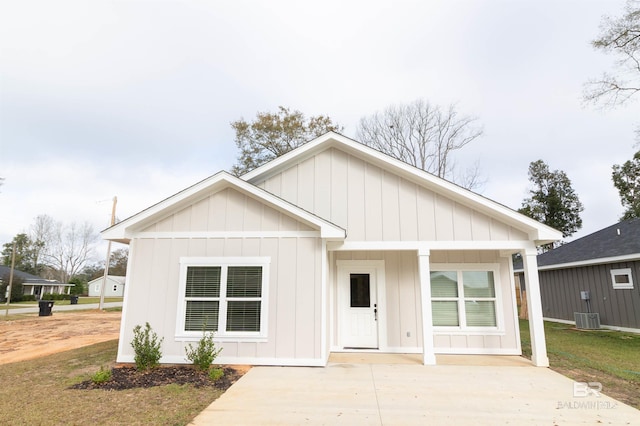 view of front of house featuring covered porch