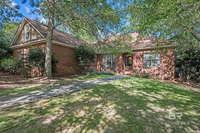 ranch-style home featuring a front lawn