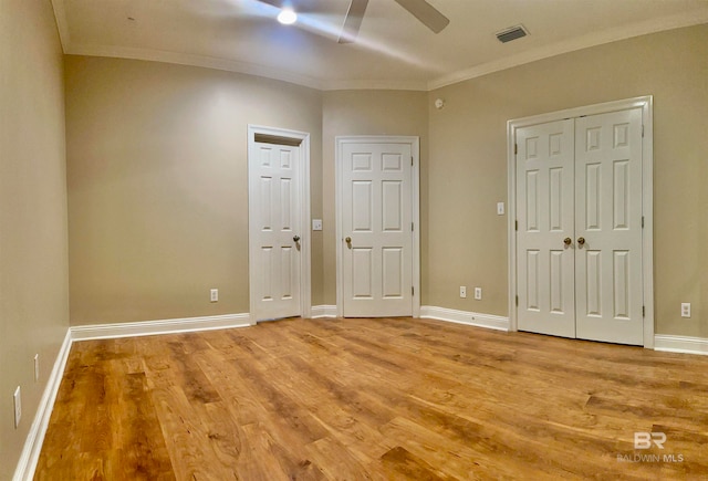 unfurnished bedroom with light hardwood / wood-style floors, ornamental molding, and ceiling fan