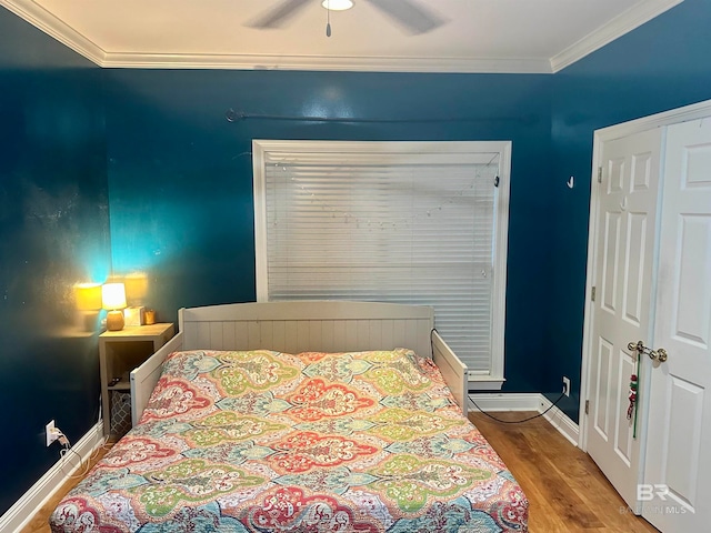 bedroom featuring light hardwood / wood-style floors, ornamental molding, and ceiling fan