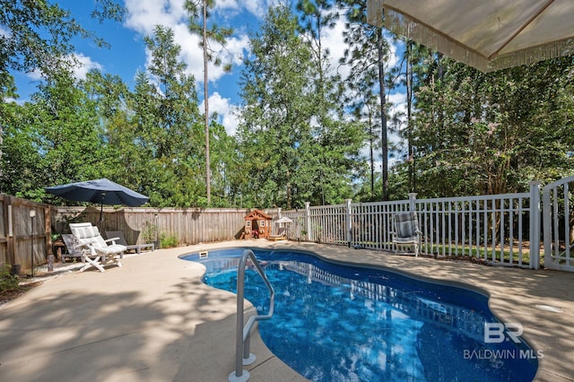 view of swimming pool featuring a patio