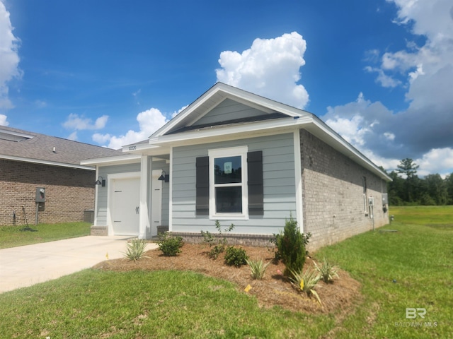 single story home with a front yard