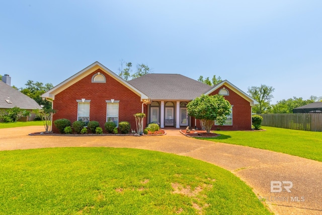 view of front of home featuring a front yard