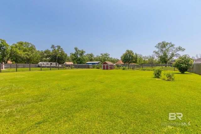 view of yard featuring a rural view