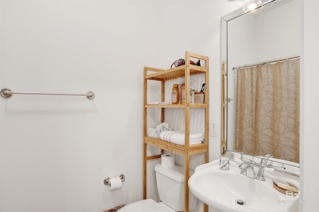 full bathroom with a shower with shower curtain, a sink, and toilet