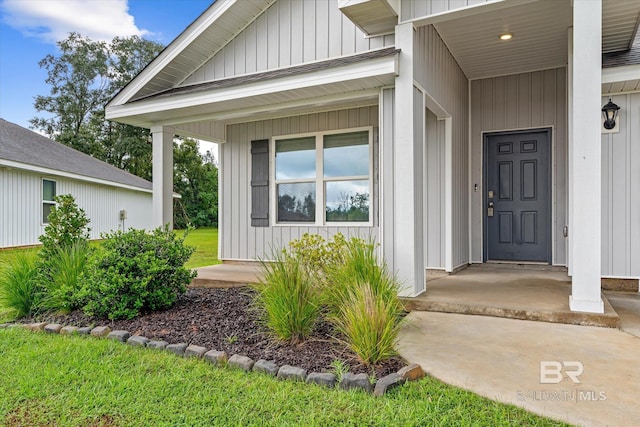 entrance to property featuring a porch