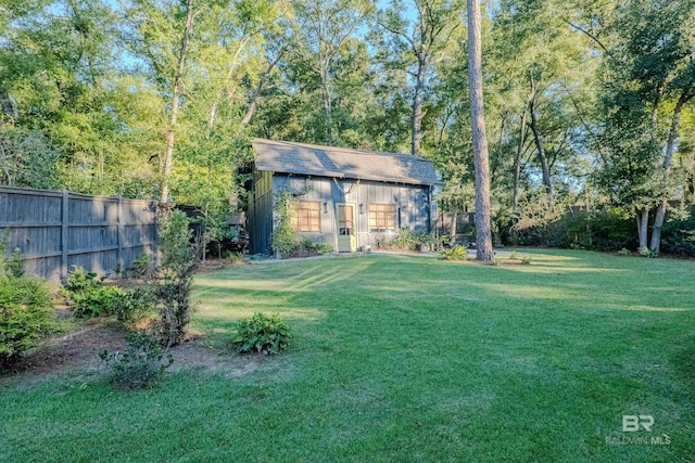 view of yard featuring an outbuilding