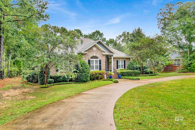 view of front of property with a front yard