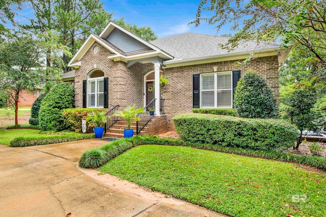 view of front of home with a front lawn