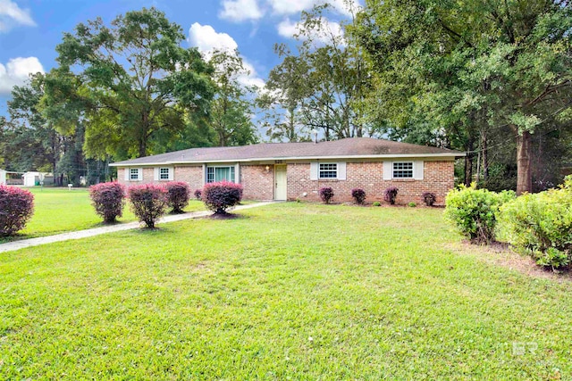 ranch-style home featuring a front lawn