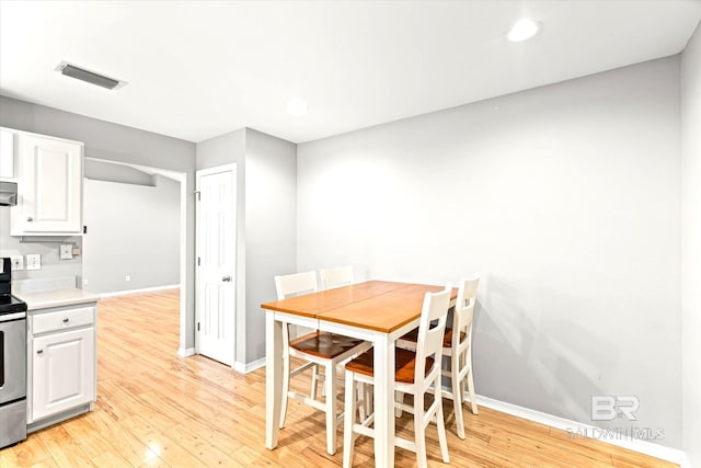 dining room with light wood-style flooring, visible vents, baseboards, and recessed lighting