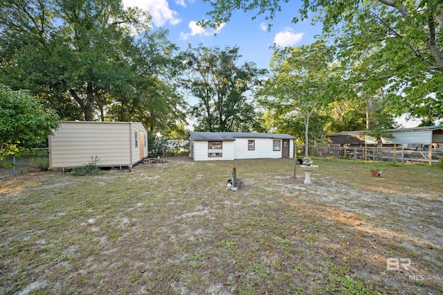 view of yard featuring a shed