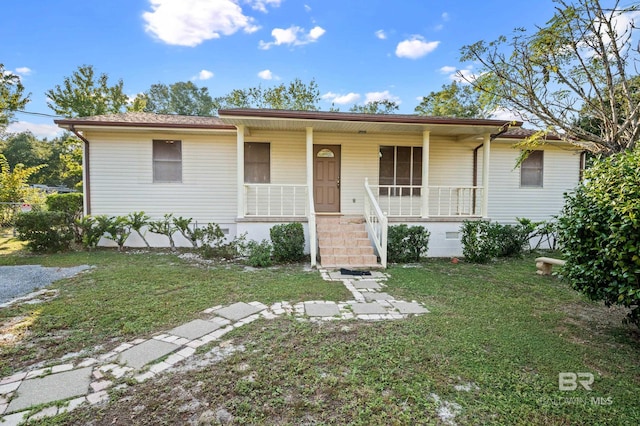 view of front of property featuring a front yard and a porch