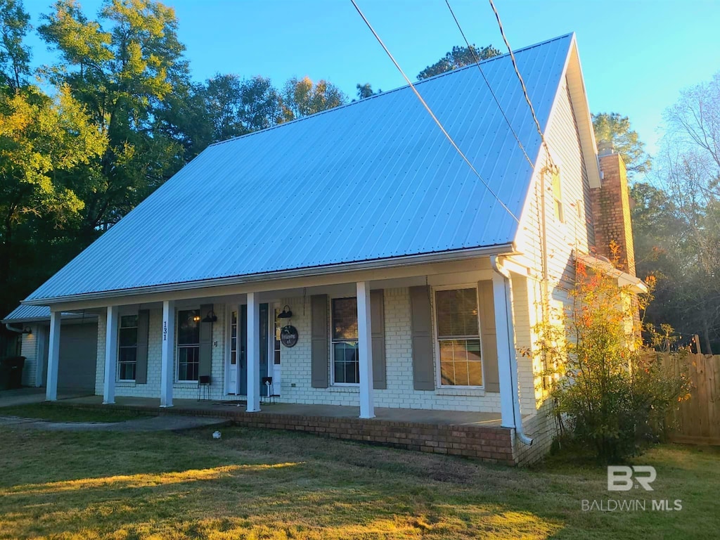 view of front of house featuring covered porch and a front lawn