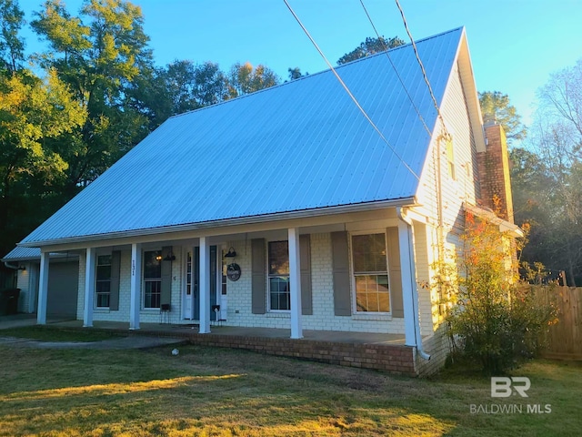 view of front of house featuring covered porch and a front lawn