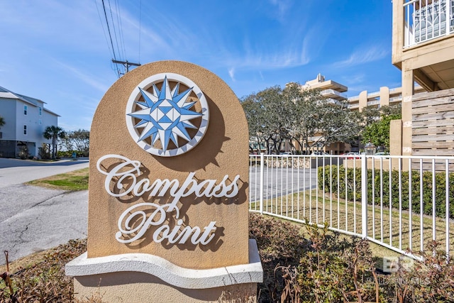 community / neighborhood sign featuring a yard